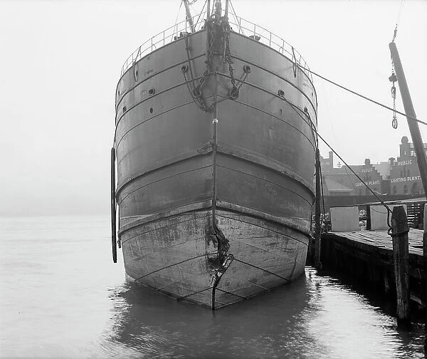 Unidentified freighter, Detroit, Mich. between 1906 and 1915. Creator: Unknown