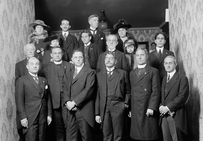 Framed Print : Unidentified Group On Entrance Stairway of John Barrett's Residence; 12 Men, 3 Women, Child, 1915. Creator: Harris & Ewing. Unidentified Group On Entrance Stairway of John Barrett's Residence; 12 Men, 3 Women, Child, 1915 Framed Print : Unidentified Group On Entrance Stairway of John Barrett's Residence; 12 Men, 3 Women, Child, 1915. Creator: Harris & Ewing. Unidentified Group On Entrance Stairway of John Barrett's Residence; 12 Men, 3 Women, Child, 1915