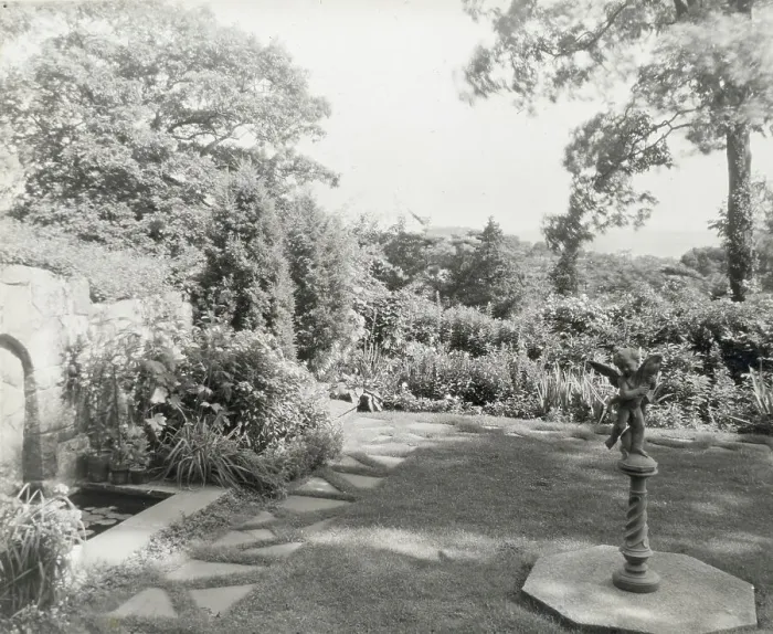 Framed Print : Unidentified house and garden, between 1910 and 1935. Creator: Frances Benjamin Johnston Framed Print : Unidentified house and garden, between 1910 and 1935. Creator: Frances Benjamin Johnston