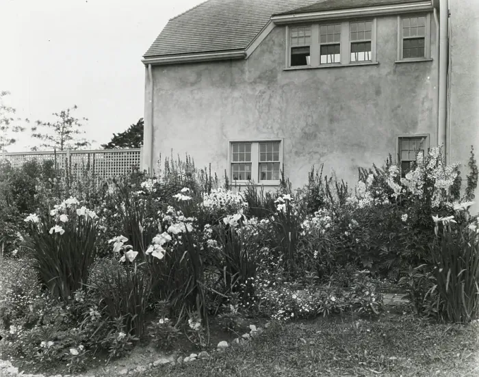 Framed Print : Unidentified house and garden, c1924. Creator: Frances Benjamin Johnston Framed Print : Unidentified house and garden, c1924. Creator: Frances Benjamin Johnston