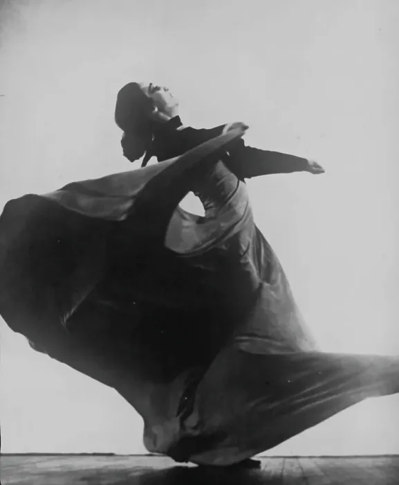 Framed Print : Unidentified woman dancing, between 1896 and 1942. Creator: Arnold Genthe Framed Print : Unidentified woman dancing, between 1896 and 1942. Creator: Arnold Genthe