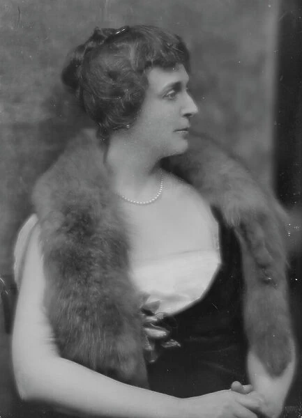 Unidentified woman, portrait photograph, (1916?). Creator: Arnold Genthe