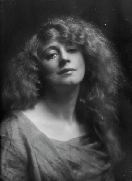 Unidentified woman, possibly Mrs. Ignace Paderewski or Mrs. Walter M. Werner... c1906-1913. Creator: Arnold Genthe