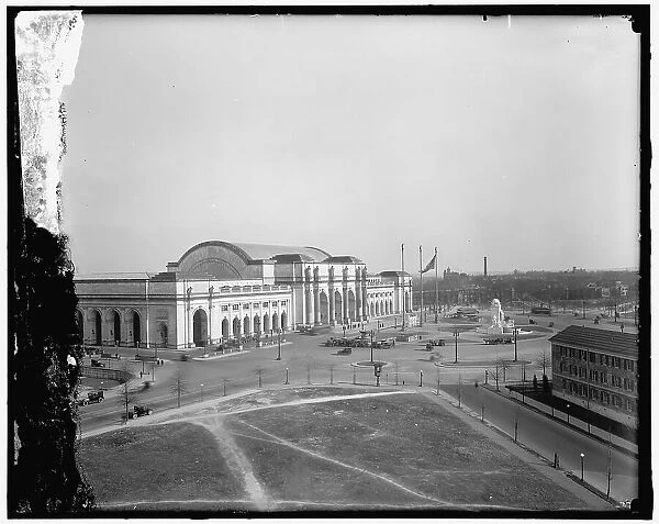 Union Station, between 1910 and 1920. Creator: Harris & Ewing. Union Station, between 1910 and 1920. Creator: Harris & Ewing