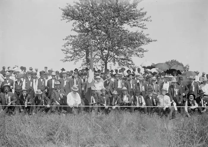 Framed Print : Union Volunteers [i.e. 72nd Pennsylvania Infantry] at Bloody Angle, 1913. Creator: Bain News Service