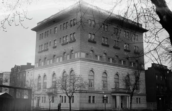 Framed Print : University Club, Washington, between c1910 and c1915. Creator: Bain News Service Framed Print : University Club, Washington, between c1910 and c1915. Creator: Bain News Service