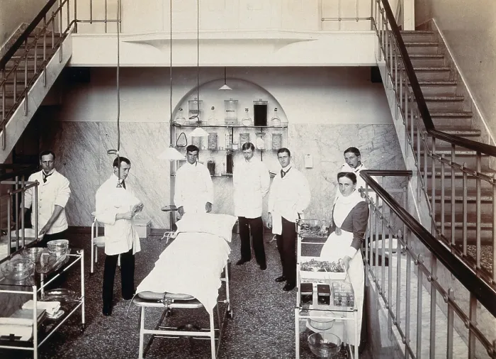 Framed Print : University College Hospital: medical staff in an operating theatre... c1900s. Creator: Unknown Framed Print : University College Hospital: medical staff in an operating theatre... c1900s. Creator: Unknown