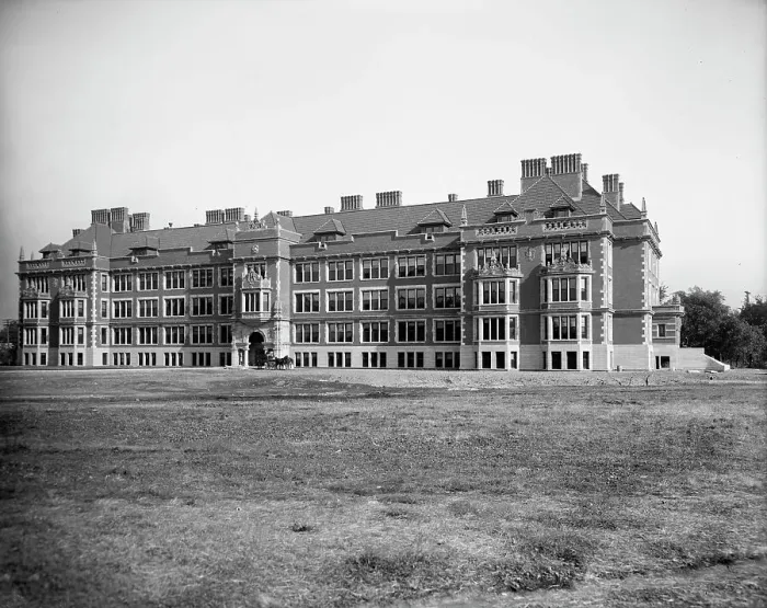Framed Print : University of Minnesota, main building (Folwell Hall), Minneapolis, Minn. between 1907 and 1910. Creator: Unknown Framed Print : University of Minnesota, main building (Folwell Hall), Minneapolis, Minn. between 1907 and 1910. Creator: Unknown