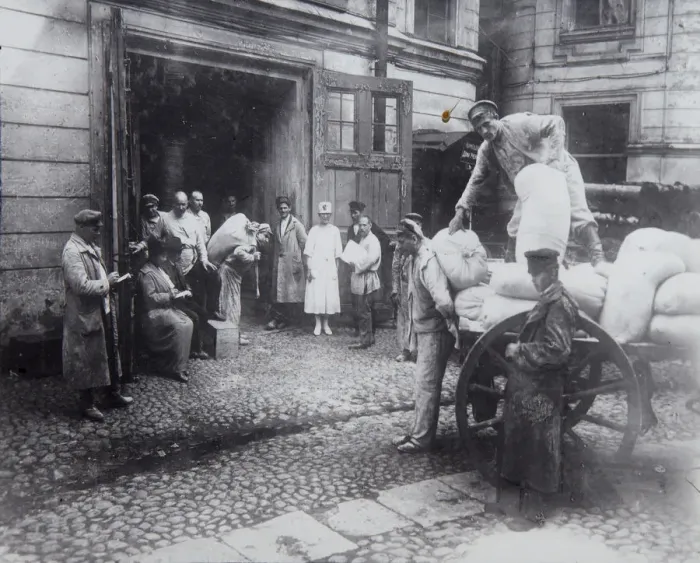 Framed Print : Unloading food, the House of Scientists, Petrograd, Russia, c1920-c1924(?) Framed Print : Unloading food, the House of Scientists, Petrograd, Russia, c1920-c1924(?)