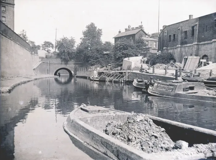 Framed Print : Unloading on the Grand Union Canal, London, c1905 Framed Print : Unloading on the Grand Union Canal, London, c1905