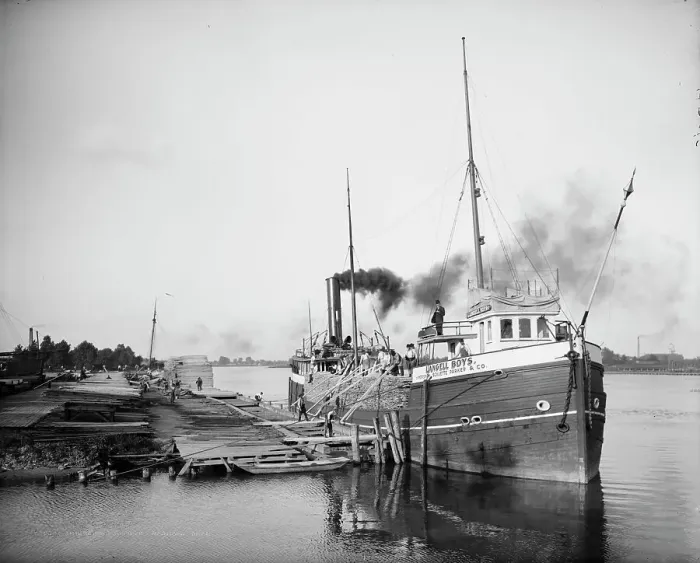 Framed Print : Unloading lumber, Saginaw, Mich. between 1900 and 1910. Creator: Unknown