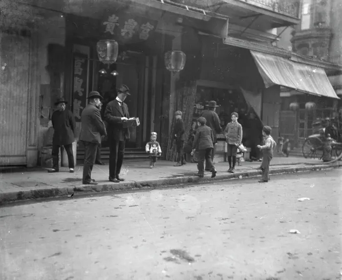 Framed Print : An unsuspecting victim, Chinatown, San Francisco, between 1896 and 1906. Creator: Arnold Genthe Framed Print : An unsuspecting victim, Chinatown, San Francisco, between 1896 and 1906. Creator: Arnold Genthe