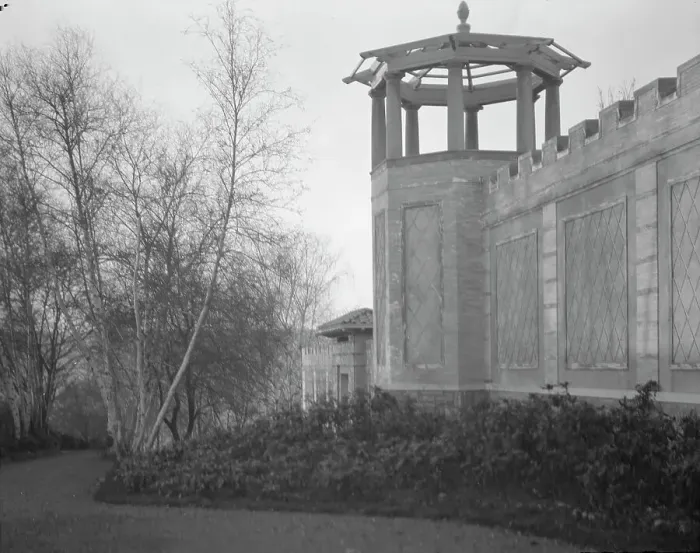 Framed Print : Untermeyer [i.e. Untermyer] garden, 1917 Creator: Arnold Genthe