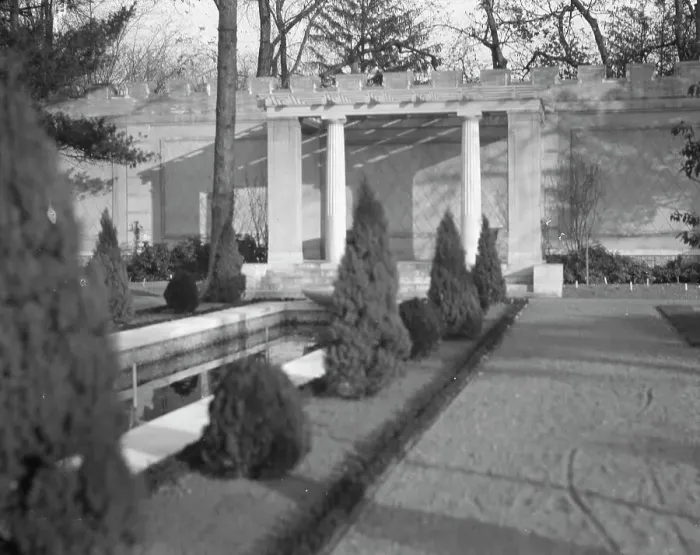Framed Print : Untermeyer [i.e. Untermyer] garden, 1917 Creator: Arnold Genthe