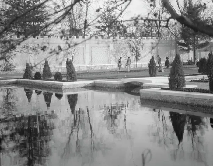 Framed Print : Untermeyer [i.e. Untermyer] garden, 1917 Creator: Arnold Genthe