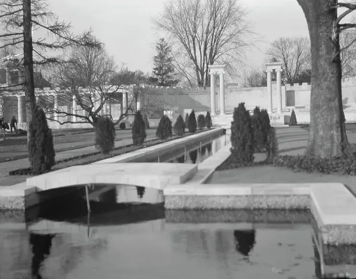 Framed Print : Untermeyer [i.e. Untermyer] garden, 1917 Creator: Arnold Genthe