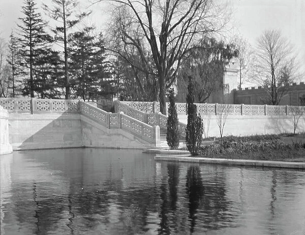 Untermeyer [i.e. Untermyer] garden, 1917 Creator: Arnold Genthe