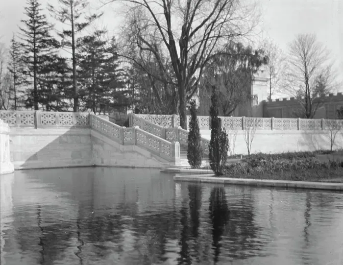Framed Print : Untermeyer [i.e. Untermyer] garden, 1917 Creator: Arnold Genthe