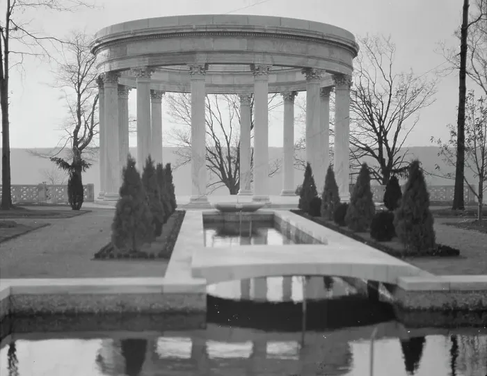Framed Print : Untermeyer [i.e. Untermyer] garden, 1917 Creator: Arnold Genthe