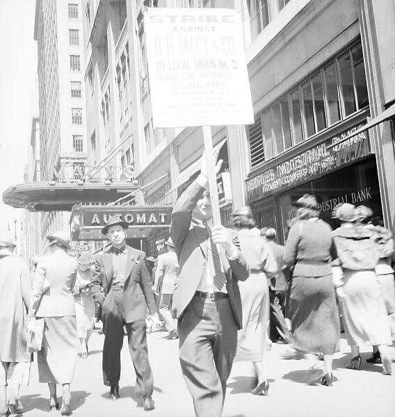 [Untitled photo]: New York City street scene, 1936. Creator: Dorothea Lange