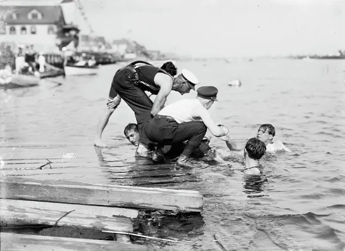 Framed Print : Untying Otto after 45 yd. swim - hands and feet tied, (1910?). Creator: Bain News Service Framed Print : Untying Otto after 45 yd. swim - hands and feet tied, (1910?). Creator: Bain News Service