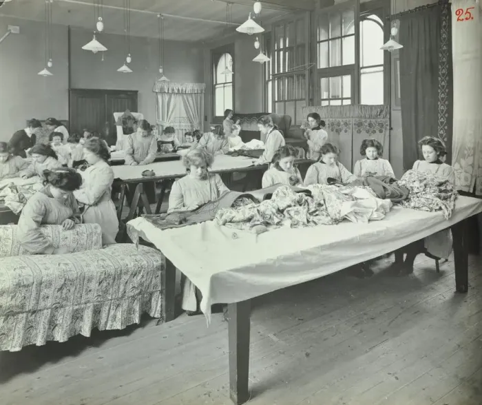 Framed Print : An Upholstery class for female students at Borough Polytechnic, Southwark, London, 1911 Framed Print : An Upholstery class for female students at Borough Polytechnic, Southwark, London, 1911