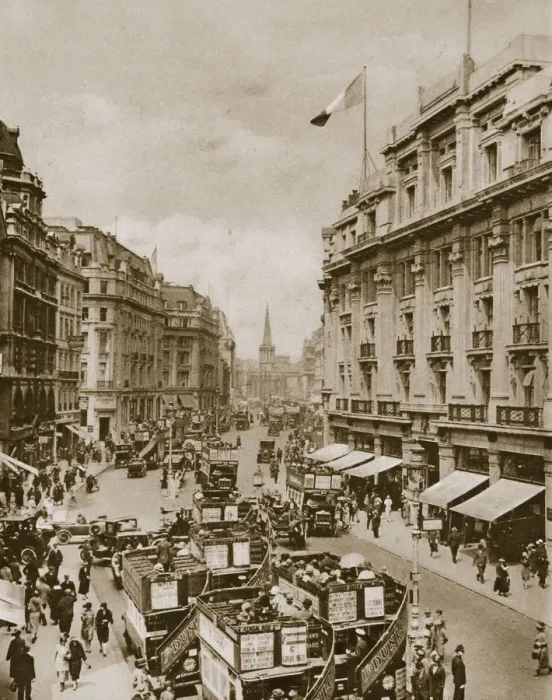 Framed Print : Upper part of Regents Street, London, c1910s-c1920s(?) Framed Print : Upper part of Regents Street, London, c1910s-c1920s(?)