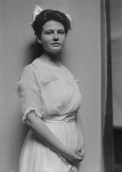 Urchs, Outonita, Miss, portrait photograph, 1913. Creator: Arnold Genthe