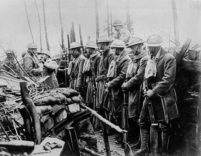 Framed Print : U.S. infantry & machine gun men assigned in trenches, between c1915 and c1920. Creator: Bain News Service. U.S. infantry & machine gun men assigned in trenches, between c1915 and c1920. Creator: Bain News Service Framed Print : U.S. infantry & machine gun men assigned in trenches, between c1915 and c1920. Creator: Bain News Service. U.S. infantry & machine gun men assigned in trenches, between c1915 and c1920. Creator: Bain News Service