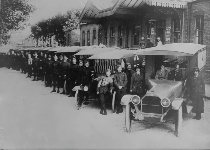 Framed Print : U.S. Red Cross in England, between c1915 and c1920. Creator: Bain News Service Framed Print : U.S. Red Cross in England, between c1915 and c1920. Creator: Bain News Service