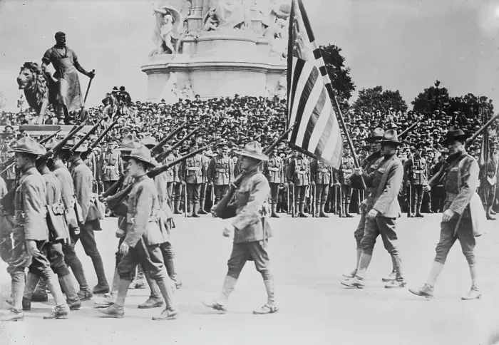 Framed Print : U.S. troops in London, between c1915 and c1920. Creator: Bain News Service Framed Print : U.S. troops in London, between c1915 and c1920. Creator: Bain News Service