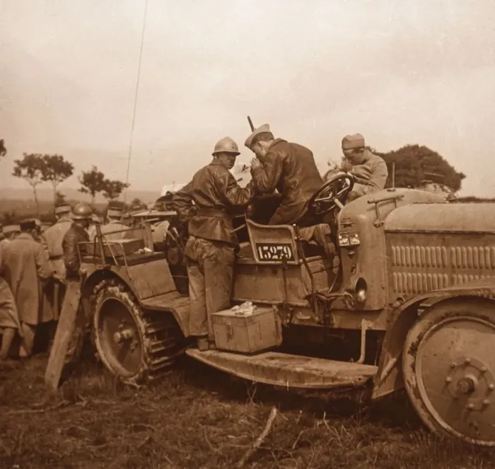 Framed Print : Use of the winch for barrage balloon, Somme, northern France, c1914-c1918 Framed Print : Use of the winch for barrage balloon, Somme, northern France, c1914-c1918
