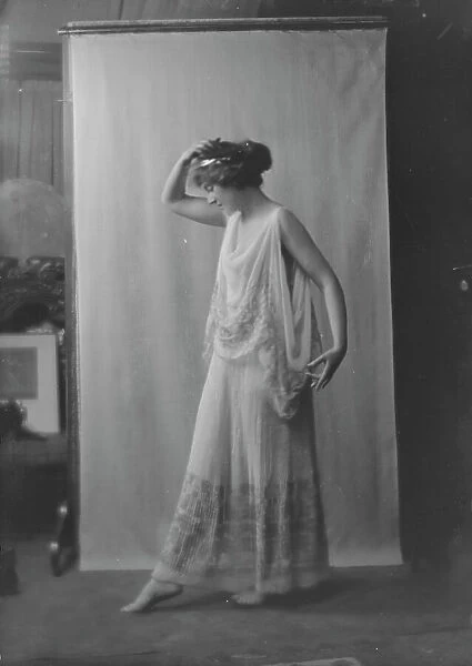 Vaughan, Edith, Miss, portrait photograph, 1916 Apr. Creator: Arnold Genthe