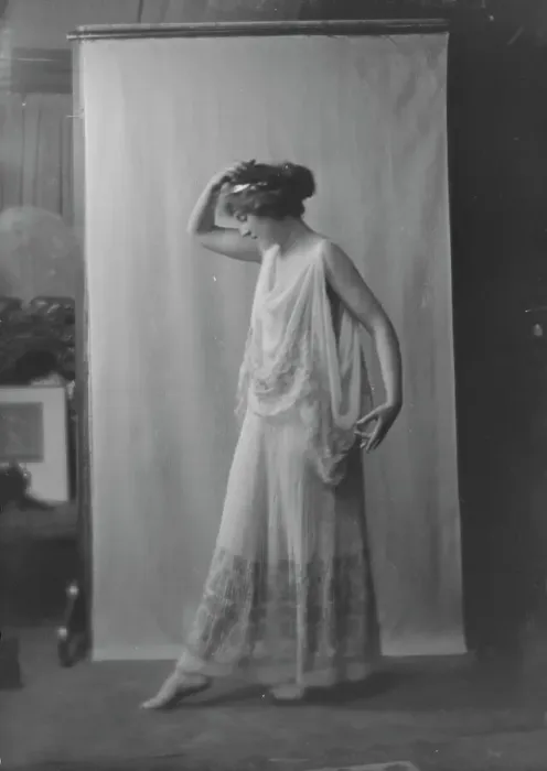 Framed Print : Vaughan, Edith, Miss, portrait photograph, 1916 Apr. Creator: Arnold Genthe