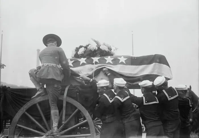 Framed Print : Vera Cruz dead, putting casket on caisson, 1914. Creator: Bain News Service Framed Print : Vera Cruz dead, putting casket on caisson, 1914. Creator: Bain News Service