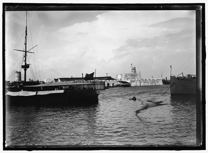 Framed Print : Veracruz, Mexico, between 1914 and 1917. Creator: Harris & Ewing. Veracruz, Mexico, between 1914 and 1917. Creator: Harris & Ewing Framed Print : Veracruz, Mexico, between 1914 and 1917. Creator: Harris & Ewing. Veracruz, Mexico, between 1914 and 1917. Creator: Harris & Ewing