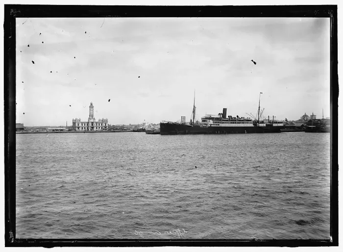Framed Print : Veracruz, Mexico, between 1914 and 1917. Creator: Harris & Ewing. Veracruz, Mexico, between 1914 and 1917. Creator: Harris & Ewing Framed Print : Veracruz, Mexico, between 1914 and 1917. Creator: Harris & Ewing. Veracruz, Mexico, between 1914 and 1917. Creator: Harris & Ewing