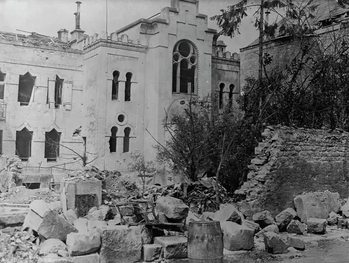 Framed Print : Verdun - Garden & Synagogue near Polboulhot St. [Rue des Fre`res Boulhaut], between c1915 and 1918. Creator: Bain News Service. Verdun - Garden & Synagogue near Polboulhot St. [Rue des Fre`res Boulhaut], between c1915 and 1918