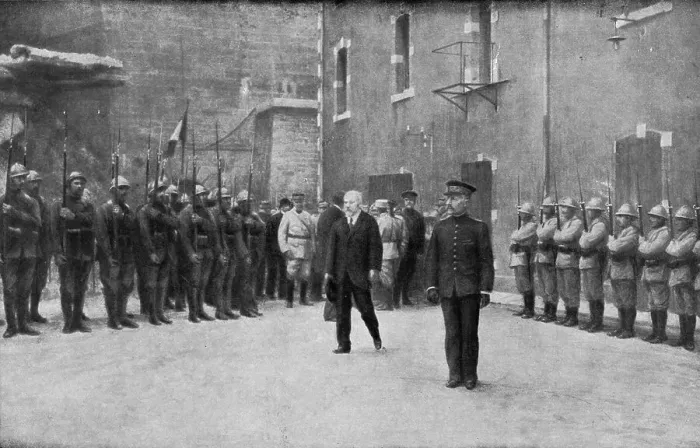 Framed Print : Verdun; Le President de la Republique a la forteresse de Verdun, le 13 septembre, 1916. Creator: Unknown Framed Print : Verdun; Le President de la Republique a la forteresse de Verdun, le 13 septembre, 1916. Creator: Unknown