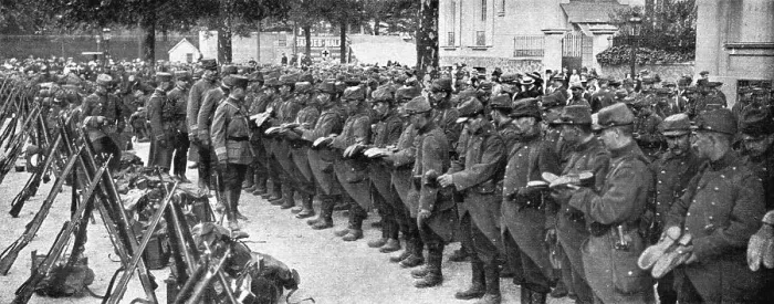 Framed Print : Vers le Front; Le colonel passe en personne la revue des brodequins, place Saint... 1914. Creator: Unknown Framed Print : Vers le Front; Le colonel passe en personne la revue des brodequins, place Saint... 1914. Creator: Unknown