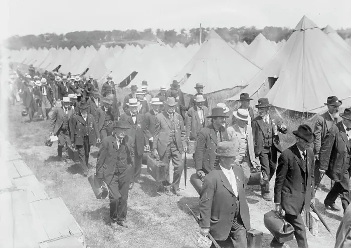Framed Print : Veterans arriving - Gettysburg, 1913. Creator: Bain News Service