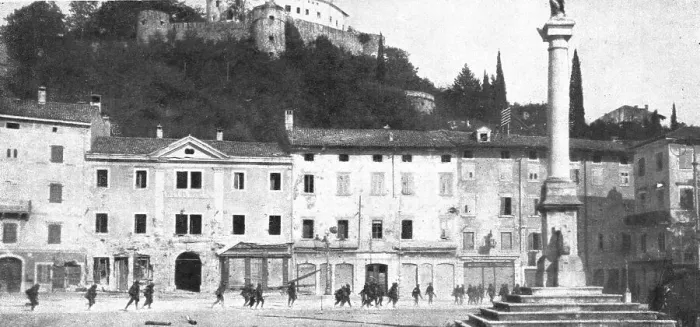 Framed Print : Victoire Italienne; L'infanterie, prenant possession de la ville, traverse en courant la Piazza Gra Creator: Unknown Framed Print : Victoire Italienne; L'infanterie, prenant possession de la ville, traverse en courant la Piazza Gra Creator: Unknown