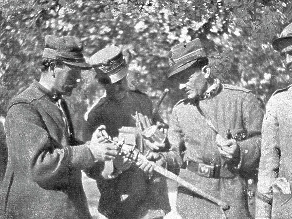 Victoire Italienne; Une massue autrichienne examinee par des officiers, 1916. Creator: Unknown
