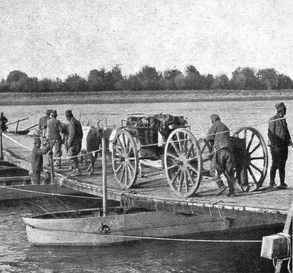 'Victoires sur le Front Oriental; L'artillerie serbe passe la Save, 1914. Creator: Unknown