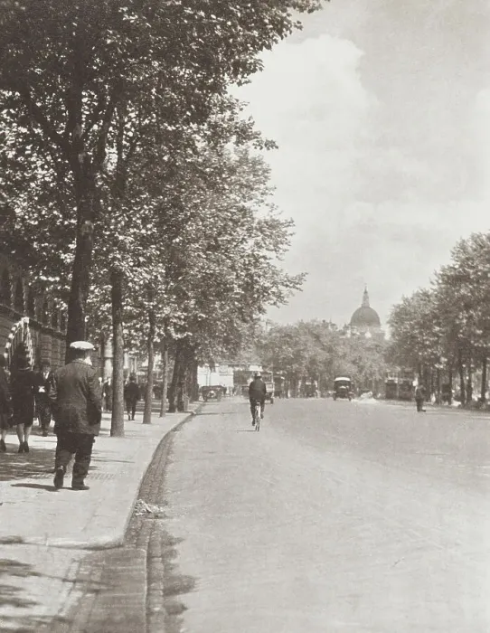 Framed Print : Victoria embankment. From the album: Photograph album - London, 1920s. Creator: Harry Moult Framed Print : Victoria embankment. From the album: Photograph album - London, 1920s. Creator: Harry Moult