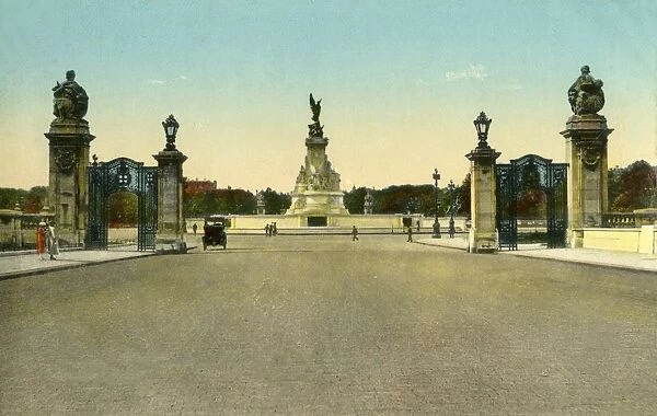 The Victoria Memorial, Buckingham Palace, London, c1910. Creator: Unknown