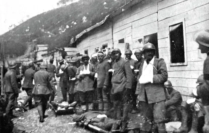Framed Print : Victorieuse Offensive Italienne; Un poste de secours italien pendant les operations de... 1917. Creator: Unknown Framed Print : Victorieuse Offensive Italienne; Un poste de secours italien pendant les operations de... 1917. Creator: Unknown