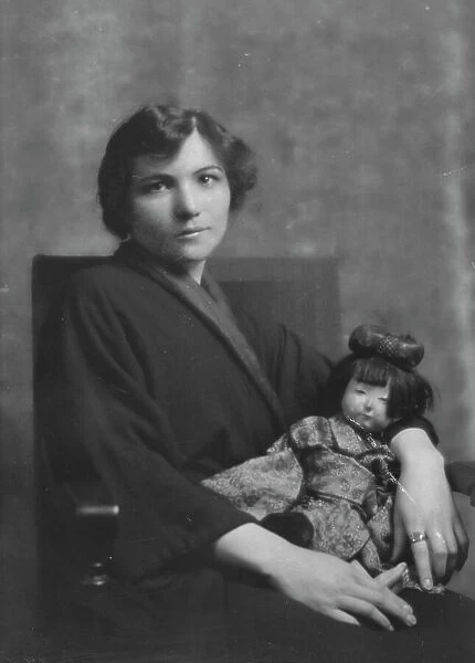 Victors, Miss, portrait photograph, 1915 May 18. Creator: Arnold Genthe