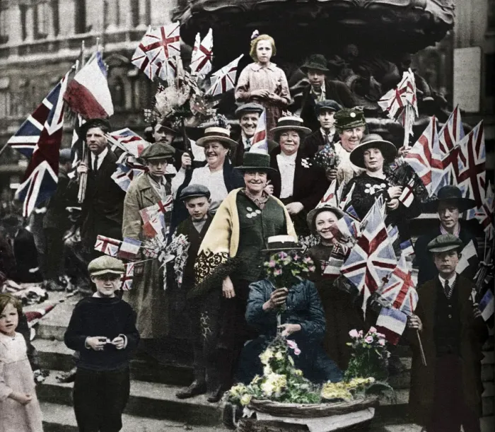 Framed Print : Victory celebrations underneath Eros, Piccadilly, London, 1918, (1938) Framed Print : Victory celebrations underneath Eros, Piccadilly, London, 1918, (1938)