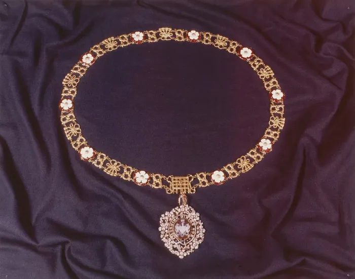 Framed Print : View of the jewelled collar worn by the Lord Mayor of London, c1978 Framed Print : View of the jewelled collar worn by the Lord Mayor of London, c1978